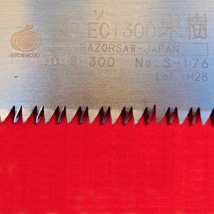 Close-up da lâmina para poda de árvores frutíferas Razorsaw Gyokucho S-176 SELECT 300 mm Fabricado no Japão