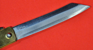Gros plan lame NAGAO HIGONOKAMI couteau de poche japaonais AOGAMI laiton 98mm Japon