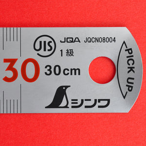 Nahaufnahme SHINWA Lineal 30cm 13134 Edelstahl Stahlmaßstab Japan Japanisch