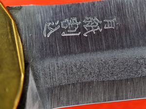 Gros plan signature NAGAO HIGONOKAMI couteau de poche japaonais AOGAMI laiton 98mm Japon